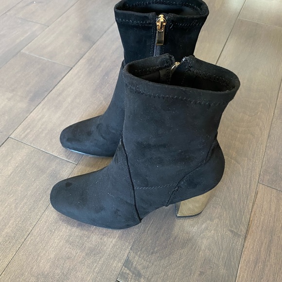 BNWT. Le chateau black booties. Size 6. - Picture 2 of 5